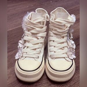 AZALEA WANG PENNY LANE FLOWER EMBELLISHED SNEAKER IN WHITE SIZE 8